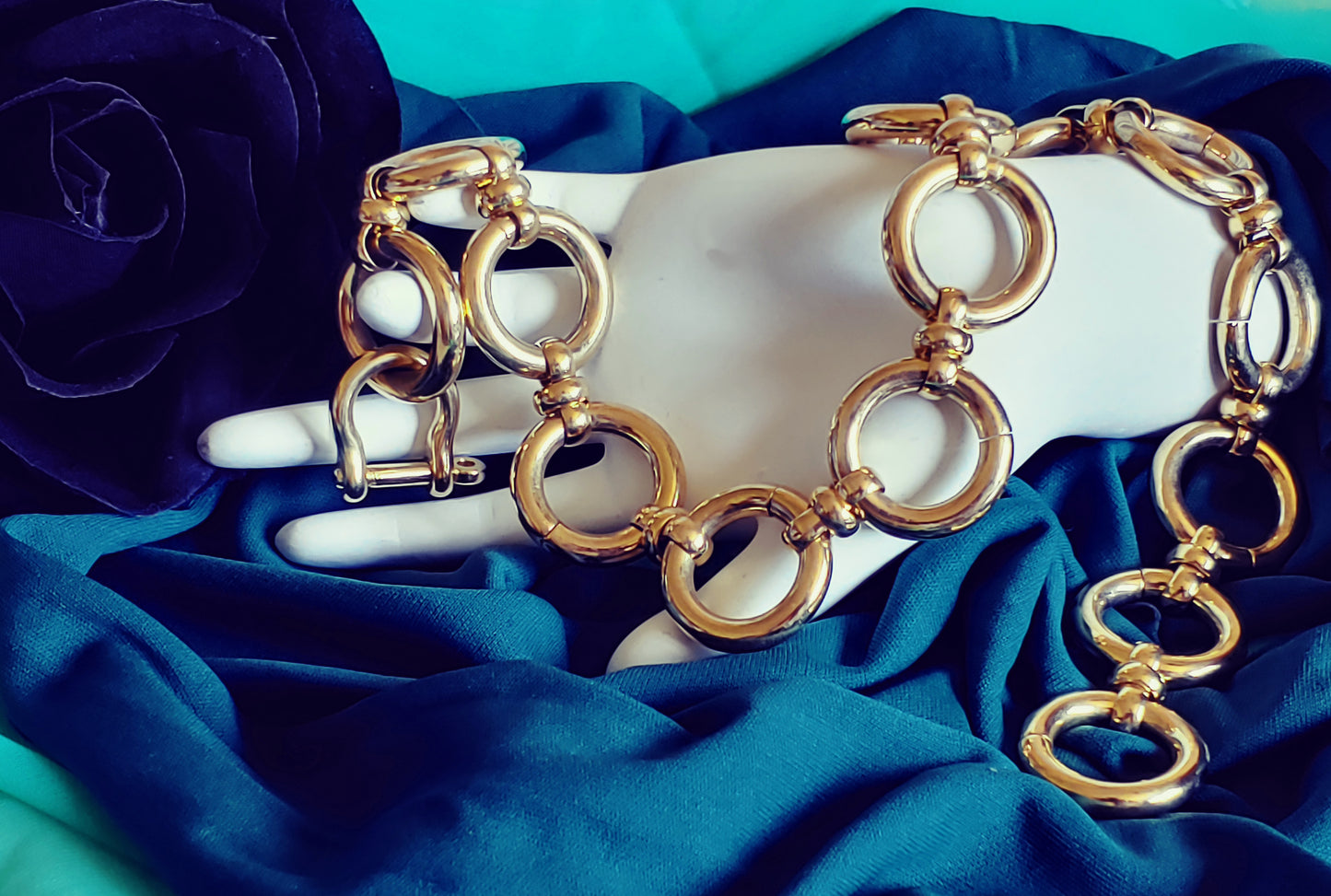 Circle statement chain necklace