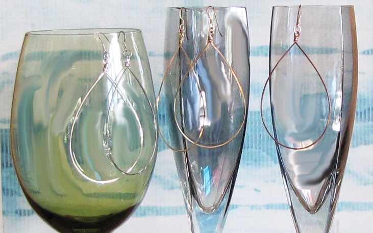 Zero slip teardrop hoop earrings Not just zero slip.They’re so light weight that you can wear them all day and into the night.