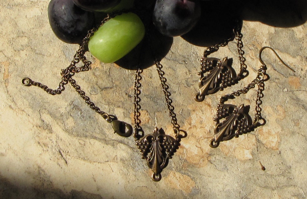 Small grape leaf pendant necklace and matching earring set