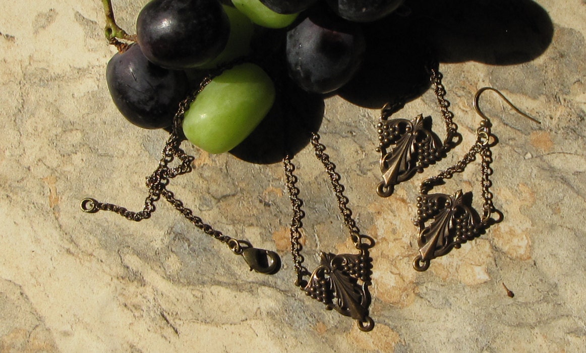 Small grape leaf pendant necklace and matching earring set
